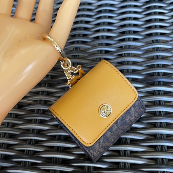 Michael Kors Jet Set Travel AirPod Case - Picture 16 of 16